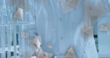 Notlar yazdıktan sonra, laboratuvar bilim adamı deney tüpünü kaldırdı ve sürüklenen üçgenlerle berraklığı analiz etti. Araştırma, yenilik, analiz, kesinlik, deney, teknoloji, keşif