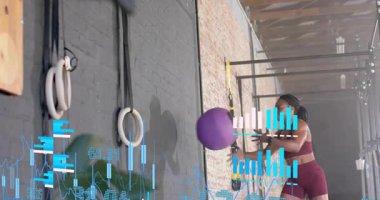 Atletin tıp topunu duvara çarpması, atımlı fitness analitik izleme gücünü etkinleştirmesi. Kuvvet, fitness, eğitim, performans, analitik, egzersiz, ekipman