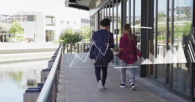 İş ekibi gezinti güvertesinde yürüyor ve ağ grafiklerini, grafiklerini ve dünya haritasını gösteren veri örtüşmeleri başlatılıyor. İşbirliği, teknoloji, analitik, iletişim, kentsel, modern, profesyonel