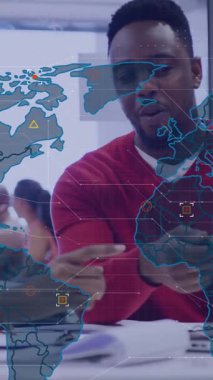 Ofisteki dizüstü bilgisayarını kullanarak çeşitli meslektaşlarının veri işleme süreciyle dünya haritasının animasyonu. Küresel finansman, iş ve dijital arayüz kavramı dijital olarak oluşturulmuş video.