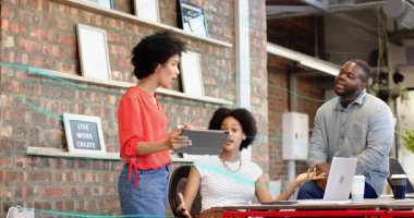 Meslektaşına karşı tableti kaldıran ve takım notları yazarken iş toplantısını başlatan sunucu. İşbirliği, takım çalışması, yenilik, modern, yaratıcı, tartışma, ofis