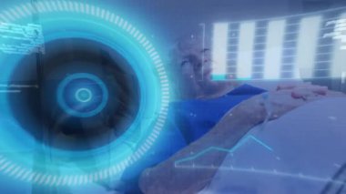 Hasta yatağının üzerinde yarı saydam medikal HUD beliriyor, hayati organları tarıyor ve nabız 6G etiketi gösteriyor. Gelecekçi, sağlık, teletıp, dijital, teknoloji, tanı, klinik