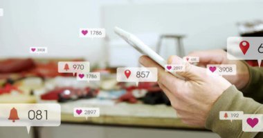 Zanaatkar telefon dinlemesi ve kalp gösterimi çan pimleri takip teknik uyarıları gösteriyor. Teknoloji, angajman, arayüz, zanaat, yenilik, sanayi, dijital