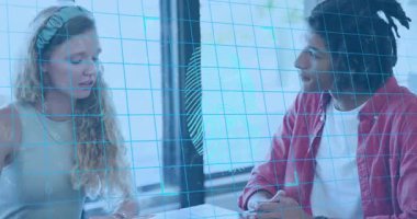 Kadın ve erkek kimlik güvenliğini incelerken şebeke örtüşüyor ve parmak izi taraması yapılıyor. Teknoloji, işbirliği, yenilik, profesyonellik, biyometrik, veri, dijital