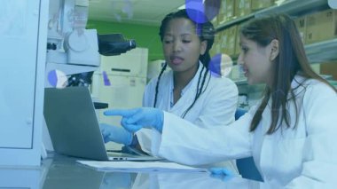 Laboratuar araştırmacıları eldivenli el kaldırıyor ve dizüstü bilgisayarda yazı yazıyor, animasyon çizelgeleri yaratıyor, kafa sallıyorlar. Bilim adamları, işbirliği, yenilik, teknoloji, kesinlik, analiz, takım çalışması