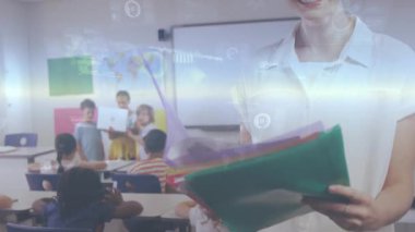 Öğrenci dizüstü bilgisayar yetiştiriyor, öğretmenler sınav kağıtlarını incelerken holografik paneller eğitim sahnesini canlandırıyor. Eğitim, sınıf, dijital, teknoloji, öğrenme, yenilik, işbirliği