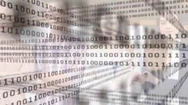 Temiz veri aktarım kodunun arkasında duran iş ekibi brifing için teşhisi koyuyor. Teknoloji, yenilik, takım çalışması, dijital, fütürist, işbirliği, verimlilik