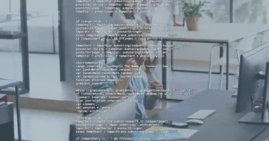 Mikrofona konuşan geliştirici arızaya neden oluyor, ekranı işaret ediyor ve destek çağırıyor. Teknoloji, işbirliği, yenilik, programlama, takım çalışması, modernite, dijital