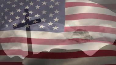 Hafif bir esinti, Amerikan bayrağının tepesinde dalgalanmasına neden oluyor. Bu da ulusal inancı temsil ediyor. Vatanseverlik, maneviyat, sembolizm, alacakaranlık, miras, öncü kuvvet, hareket