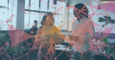 Ofiste çalışan meslektaşlar bilgisayar kayarken ve akıllı telefonları dinlerken ağ üzerinde ağ oluşturmaya başlıyorlar. İşbirliği, takım çalışması, dijital, modern, üretkenlik, iletişim, teknoloji