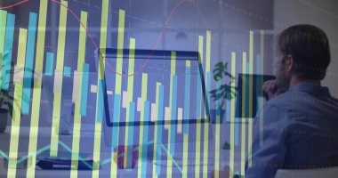 Gömlekli orta yaşlı bir adam masadaki monitörlerdeki verileri analiz ediyor. Akıllı telefon, bitki, kopyalama alanı. Teknoloji, analitik, modern, profesyonel, üretkenlik, minimalist, finans