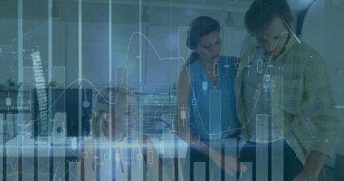 Üç profesyonel şirket ofisindeki dijital çizelgeleri gözden geçiriyorlar. Şehir silüeti de var. İşbirliği, analitik, iş, teknoloji, yenilik, takım çalışması, kentsel