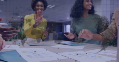 İş kıyafetleri giymiş beş personel toplantı odasında alkış tutuyor, basılı çizelgeler ve dünya haritası ile birlikte. Profesyonellik, takım çalışması, yenilik, modern, başarı, işbirliği, analitik