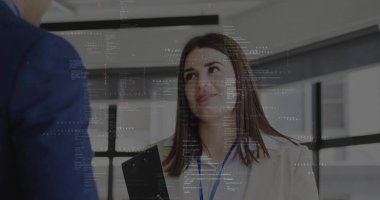 Elinde not panosu olan bej ceketli bir kadın ve mavi ipli bir meslektaşı var. Profesyonel, işbirliği, modern, kurumsal, takım çalışması, analitik, iletişim