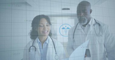 Klinik koridorunda, steteskoplarla dijital veri ağını inceleyen beyaz önlüklü iki doktor. Tıbbi, sağlık, tanı, teknoloji, profesyonellik, takım çalışması, modern