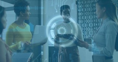 İş kıyafetleri içinde dört kadınla işbirliği yapmak ofiste verileri tartışmak, cihazlar ve hologramlarla. Teknoloji, yenilik, takım çalışması, şirket, iletişim, modern, dijital