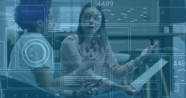 Ofis koltuklarında dijital çizelgeleri inceleyen, elinde akıllı telefon, klasör tutan iki profesyonelden bahsediyoruz. İşbirliği, takım çalışması, yenilik, şirket, modern, iletişim, analitik