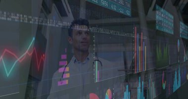 Laboratuvar önlüğü giyen ve steteskop kullanan bir doktor laboratuardaki ekranlardaki çizelgeleri analiz ediyor. Dijital temalı. Tıbbi, teknoloji, yenilik, veri görselleştirme, fütüristik, analitik, profesyonel