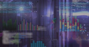 Veri merkezindeki sunucu raflarını kablolar ve cam panellerle kaplayan yüzen dijital veri grafikleri. Teknoloji, veri, analitik, siber güvenlik, yenilik, girişim, dijital