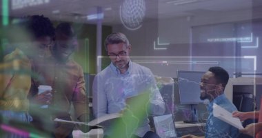 Ofis masasındaki projeksiyonları klasör ve kahve fincanıyla analiz eden beş meslektaşla işbirliği yapmak. Takım, yenilik, iletişim, modern, teknoloji, beyin fırtınası, strateji