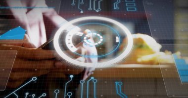 Tasarımcı, tahta masada dairesel hologramı stil ve devre grafikleriyle manipüle ediyor. Gelecekçilik, teknoloji, yenilik, dijital, arayüz, çalışma alanı, yaratıcı