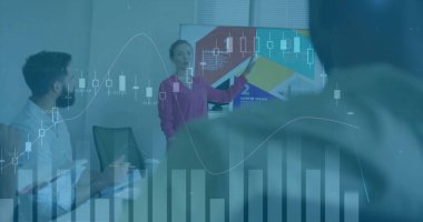 Mor bluzlu kadını sunuyorum. Konferans odasında slayt verilerini sergiliyor. Düz panelli ekranla. Şirket, iş, teknoloji, analitik, takım çalışması, profesyonel, modern