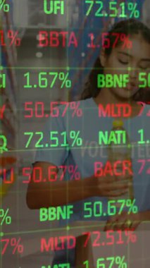 Depoda çalışan kadın ve erkeklerin finansal veri işleme animasyonları. küresel sevkiyat, dağıtım ve veri işleme kavramı dijital olarak oluşturulmuş video.