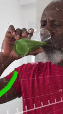 Afro-Amerikan bir adamın sağlıklı bir içecek içmesi üzerine veri işleme animasyonu. Huzurevi takılma ve dijital arayüz konsepti dijital olarak oluşturulmuş video.