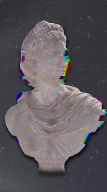 Heykel üzerindeki ışık izleri ve siyah arka planda lekeler üzerindeki parazitin canlandırması. Soyut arkaplan, desen ve renk konsepti dijital olarak oluşturulmuş video.