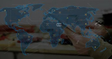 Tableti tıklatan kadın, hologram dünya haritasının çalışma tezgahı üzerinden renkli veri kümelerine genişlemesine neden oluyor. Teknoloji, yenilik, veri görselleştirme, ağ, dijital, gelecekçi, endüstriyel