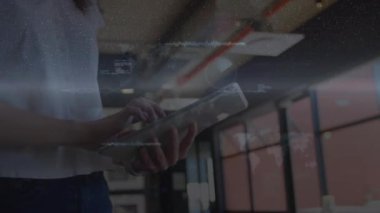 Verileri analiz ederken, dalga biçimleri ve grafikler oluştururken, bir kadın da teknoloji atölyesinde tablet tıklatıyor. Gelecek, teknoloji, yenilik, dijital, analiz, arayüz, modern