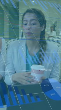 Muhtelif meslektaşların ofiste iş görüşmesi üzerine finansal veri işleme animasyonu. Küresel iş, finans, bilgisayar ve dijital arayüz kavramı dijital olarak oluşturulmuş video.