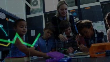 Öğretmen öğrencilere eğitim sırasında yazı yazarken çizgi grafikleri masayı süpürüyor. Sınıf, eğitim, öğrenme, işbirliği, veri görselleştirme, çocukluk, öğretim