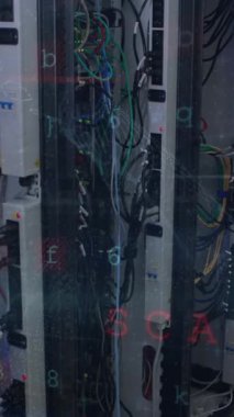 Sunucu odasında beyaz kadın animasyonu. Küresel veri işleme hesaplama ve dijital arayüz konsepti dijital olarak oluşturulmuş video.