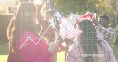 Arkadaşların güneş ışığında parka gelip bira satıp bayrak sallıyor ve bira şişelerini kızartıyorlar. Kutlama, yoldaşlık, açık hava, boş zaman, canlı, sosyal, yaşam tarzı