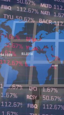 Dünya haritasının animasyonu, finansal veriler ve güneş panelleri üzerindeki grafikler. Çevreci enerji, eko güç, finans ve ekonomi kavramı dijital olarak oluşturulmuş video.