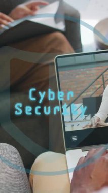 Siber güvenlik animasyonu, bulut, daireler çizen asma kilit, video görüşmesinde tartışan çeşitli iş arkadaşları. Dijital bileşik, çoklu pozlama, koruma, bulut hesaplama ve teknoloji kavramı.