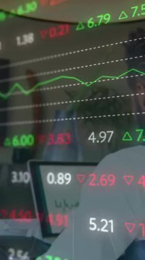 Grafiklerin animasyonu, raporları inceledikten sonra gevşeyen yorgun Afrikalı Amerikalı bir adamın ticaret kurulu. Dijital bileşik, çoklu pozlama, iş, borsa ve teknoloji kavramı.