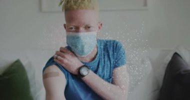 Kanepede oturan adam sol kolunu kaldırıyor ve bandajı gösteriyor. Sağlık için dalga animasyonunu başlatıyor. Sağlık, biyomedikal, teknoloji, yenilik, sağlık, bilim, iyileşme