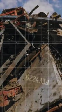 Hurdalıkta çalışan hidrolik kaldırma makinesine karşı borsa veri işleme animasyonu. Küresel ekonomi ve geri dönüşüm teknolojisi kavramı