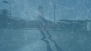 Kadın tenisçi top tahmin ediyor, antrenman sırasında hareketli bir şekilde ön tarafta raket sallıyor. Atletik, hareketli, spor, açık hava, eğitim, enerjik, kararlı