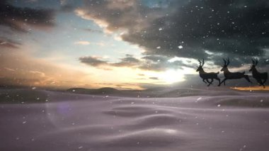 Noel Baba 'nın siluetinin üzerine düşen kar animasyonu kış manzarasında ren geyiğiyle kızakta. Noel, gelenek ve kutlama konsepti dijital olarak oluşturuldu.