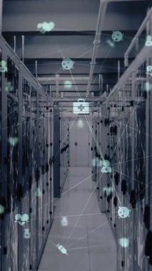 Bilgisayar sunucuları üzerinden veri işleme animasyonu. Küresel veri işleme bağlantıları ve dijital arayüz konsepti dijital olarak oluşturulmuş video.