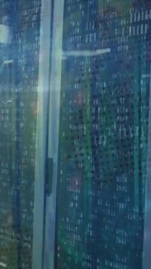 Sunucu odasının üzerindeki kareler, mercek fişekleri ve çubuklarda birden fazla kişinin çizimlerinin animasyonu. Dijital bileşik, çoklu pozlama, ödenmeyen sembol, veri merkezi, ağ, teknoloji, ağ sunucusu.