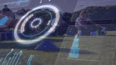 Takım arkadaşları, HUD izleme fitness verilerinde kayarken saha içme suyunda diz bağlarını esnetiyorlar. Fitness, takım çalışması, eğitim, spor, dijital, sağlık, açık hava