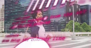 Profesyonel iş adamı yaya geçidine çıkıp akıllı telefonları arıyor ve etrafındaki pembe çizelgeleri aktifleştiriyor. Kentsel, teknoloji, kurumsal, modern, veri, üretkenlik, ağ