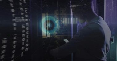 3D HUD üreten teknisyen musluk cihazı teknolojide çoklu panel sunucu paneline genişliyor. Teknoloji, veri, yenilik, siber güvenlik, dijital, analitik, fütürist