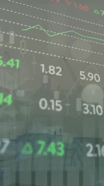 Şehirdeki finansal grafiklerin ve verilerin animasyonu. Küresel finans, ekonomi ve iş konsepti dijital olarak oluşturulmuş video.