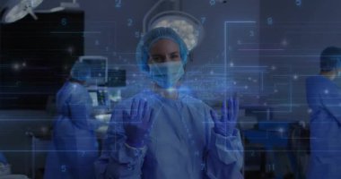 Cerrahlar elele tutuşup hologramı manipüle ederken takım hayati organları kontrol ediyor ve aletleri hazırlıyor. Tıbbi, yenilik, teknoloji, sağlık, profesyonellik, fütüristik, takım çalışması