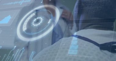 Doktor hastanın göğsüne steteskop yerleştirirken yüzen tıbbi arayüz taramaya başlıyor. Fütüristik, teknoloji, sağlık, yenilik, tanı, görselleştirme, klinik